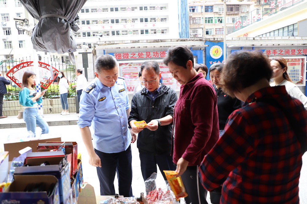 四鶴街道黨工委書記帶隊檢查校園及校園周邊安全、食品安全 (2)_副本.jpeg