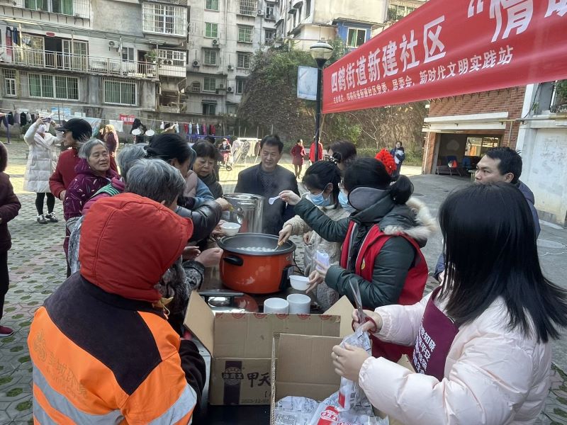志愿者們將湯圓盛好，一碗碗分給居民和環(huán)衛(wèi)工人.jpg