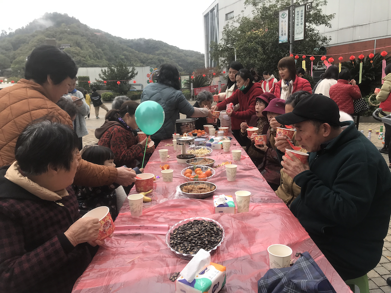 居民們現場邊品湯圓邊開展新春茶話會_副本.png